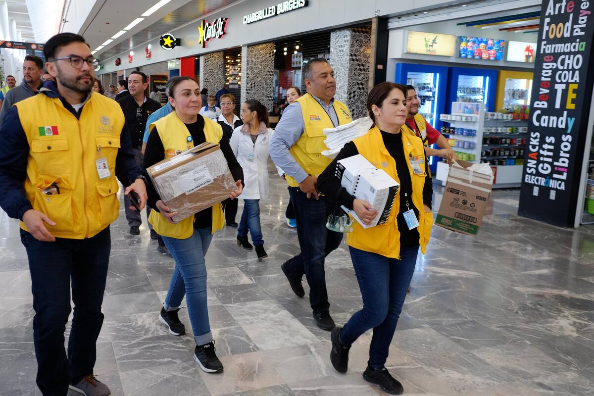 Arribó el segundo avión procedente de china a Tijuana. La aeronave de la aerolínea Hainan aterrizó este lunes a las 14:45 horas aproximadamente. Personal de la Secretaría de Salud del Estado llevó a cabo una revisión médica a todos los pasajeros de este vuelo Shanghai-Tijuana. Los viajeros comenzaron a salir poco a poco a través de una puerta-esclusa probablemente diseñada para este tipo de situaciones de alerta, como lo está siendo actualmente el brote de Coronavirus, desencadenado en China, motivo por el cual las autoridades locales montaron este operativo en el Aeropuerto Internacional de Tijuana por segunda ocasión desde que comenzó el brote del virus. Se estima que el siguiente vuelo procedente de China llegará en Mayo del presente año.