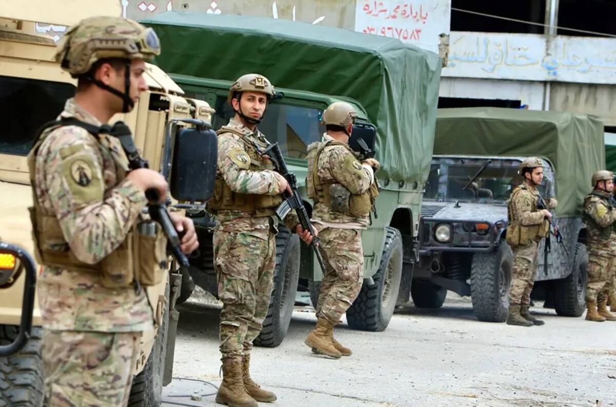 Soldados del ejército de Líbano vigilan una carretera que conduce a la aldea de Aitaroun, distrito de Bint Jbeil, sur del Líbano, 26 de enero de 2025. / EFE