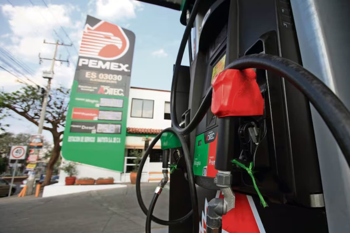 Pemex alerta que el acuerdo para mantener la gasolina regular hasta en 24 pesos por litro podría afectar sus resultados financieros, debido a que limita su capacidad para trasladar mayores costos al consumidor