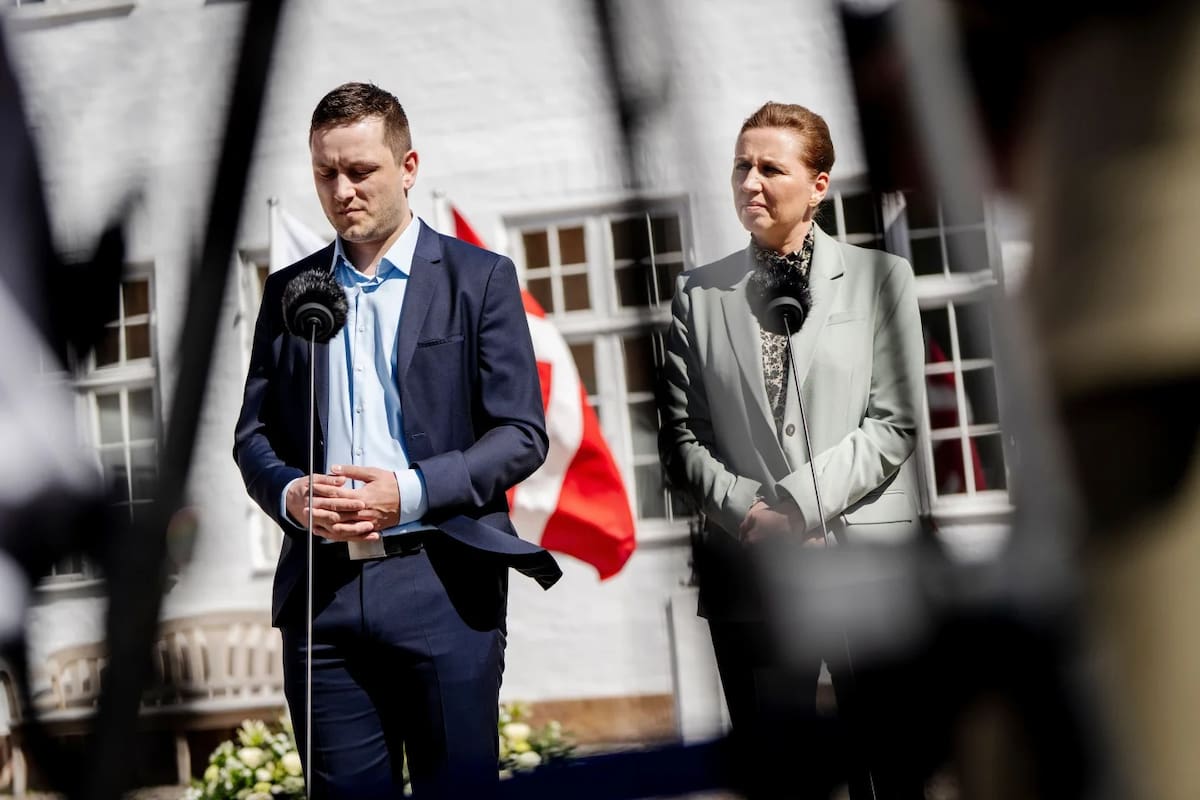 La primera ministra de Dinamarca, Mette Frederiksen, a la derecha, y el primer ministro de Groenlandia, Jens-Frederik Nielsen, a la izquierda, hablan el 27 de abril de 2025 en Marienborg, Dinamarca. | Crédito: Mads Claus Rasmussen/Ritzau Scanpix vía AP, Archivo