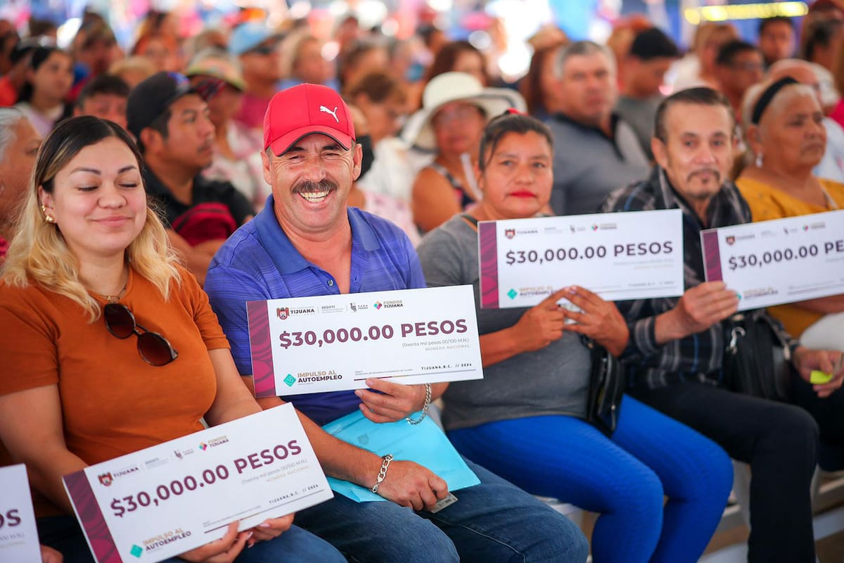Entregan mil 122 créditos del programa 'Impulso al autoempleo'