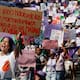 Morado, verde y negro en la marcha del 8M: qué significan estos colores y por qué se repiten cada año en las protestas por igualdad, derechos y justicia para las mujeres
