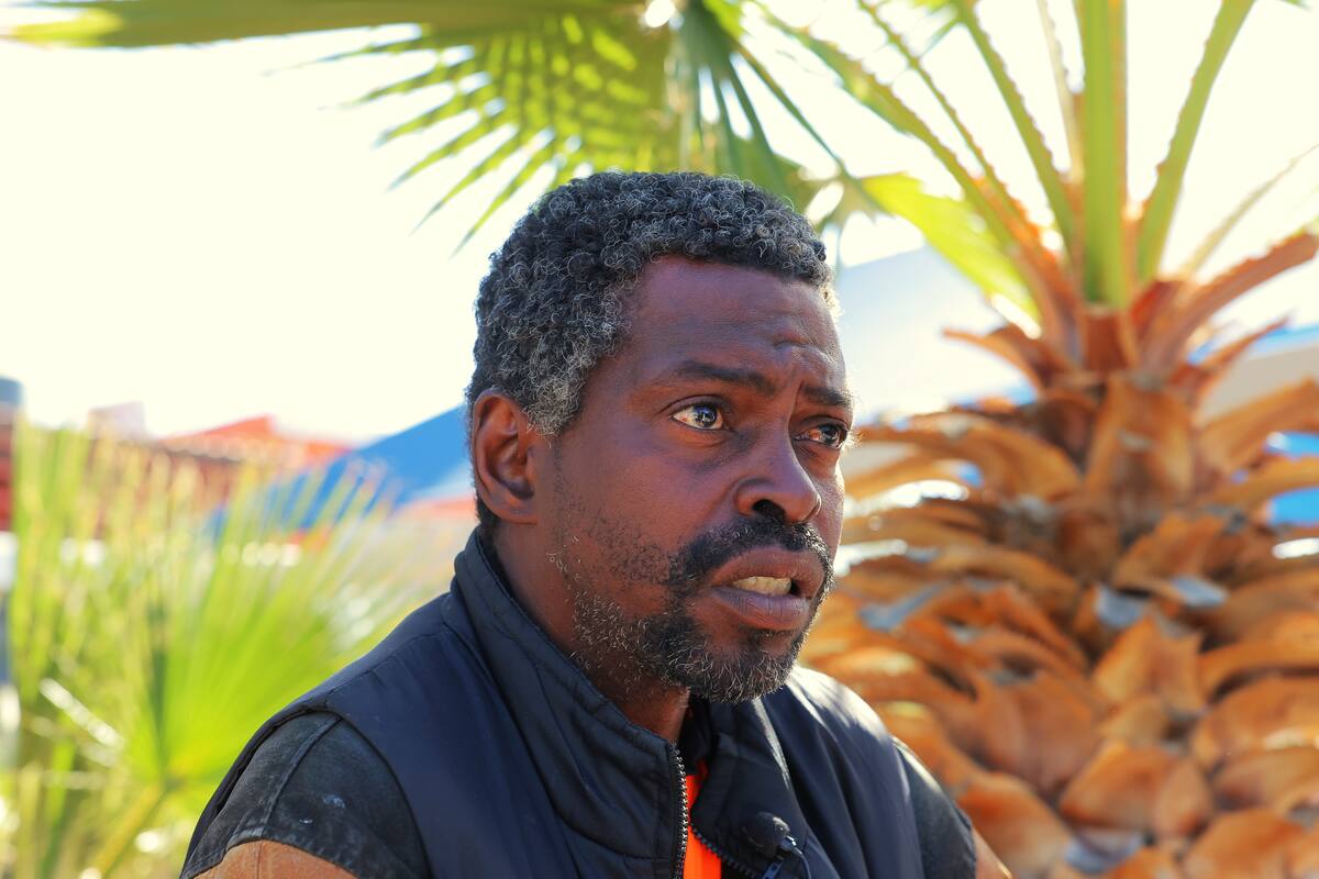 Migrante africano pide ayuda tras robo