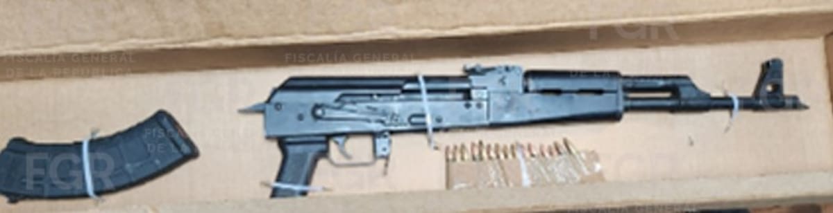 Un hombre fue vinculado a proceso tras ser detenido en la carretera libre Tecate-Ensenada luego de una persecución; autoridades le aseguraron armas de fuego, cartuchos, chalecos balísticos y metanfetamina. Foto: FGR