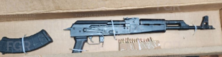 Un hombre fue vinculado a proceso tras ser detenido en la carretera libre Tecate-Ensenada luego de una persecución; autoridades le aseguraron armas de fuego, cartuchos, chalecos balísticos y metanfetamina. Foto: FGR
