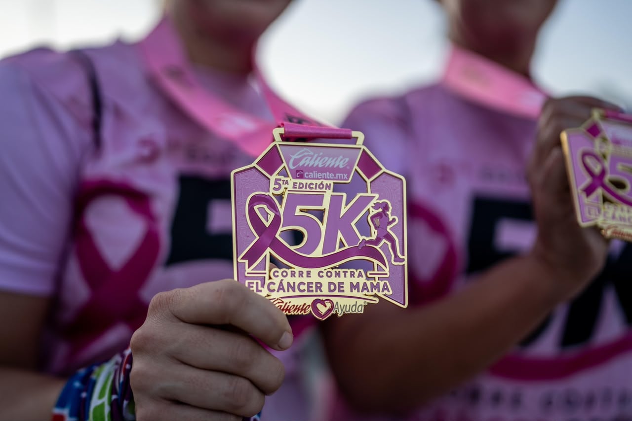 Alrededor de mil 300 personas participaron en la quinta carrera Corre Contra el Cáncer de Mama en Tijuana, que recaudó fondos para comprar camas-camilla para el IMSS. La jornada pet friendly contó con la participación de Vaquita, una perrita sobreviviente de cáncer que completó los cinco kilómetros. Foto: Cortesía / Border Zoom