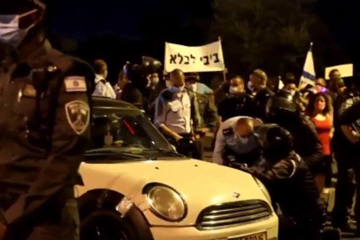 VIDEO: Automovilista intenta arrollar a manifestantes, en Israel, pero es detenido por la Policía local