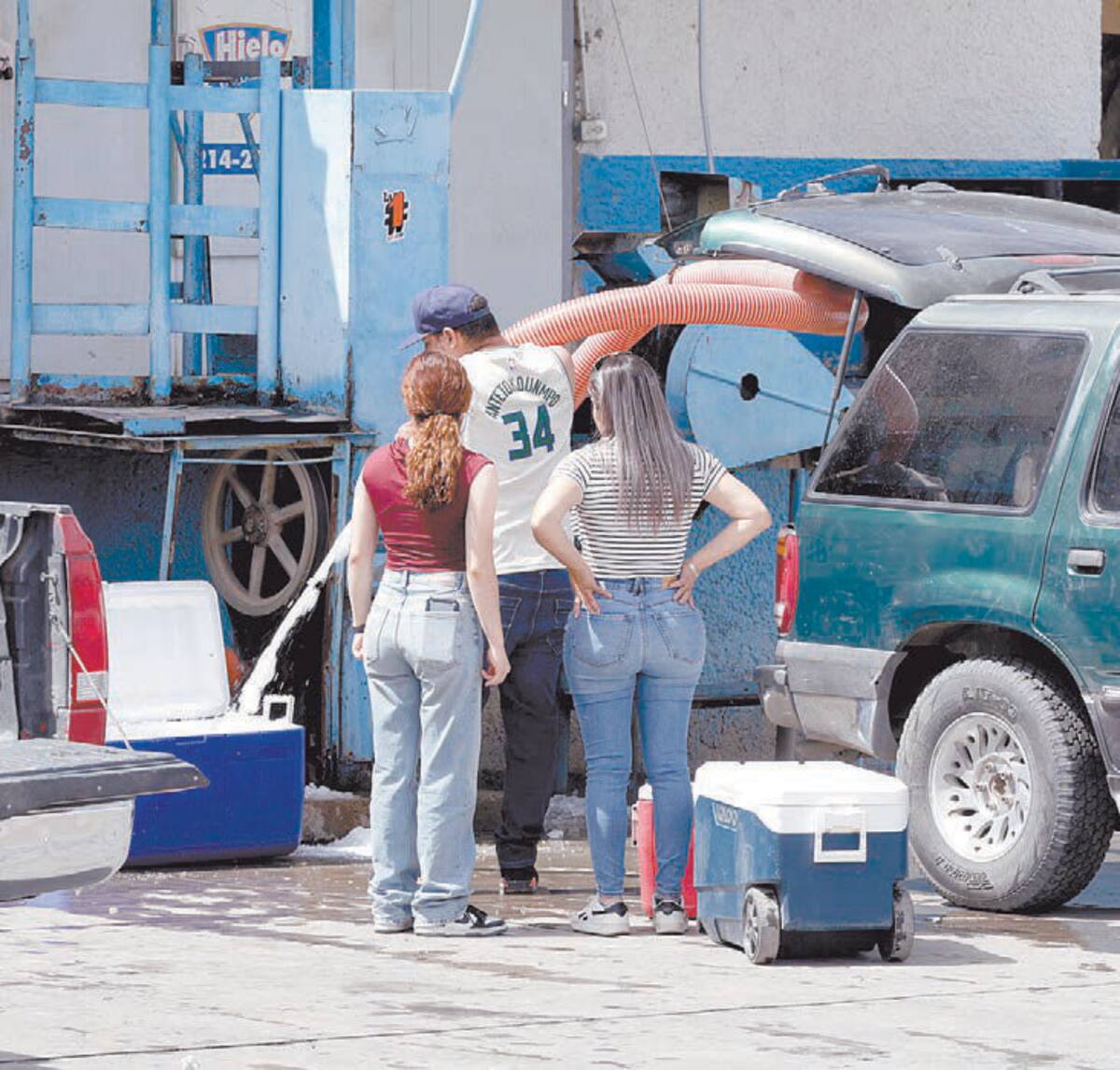 Las familias compraban hielo para llevar sus alimentos y bebidas, pues muchos
acostumbran a acampar. FOTO: TEODORO BORBÓN