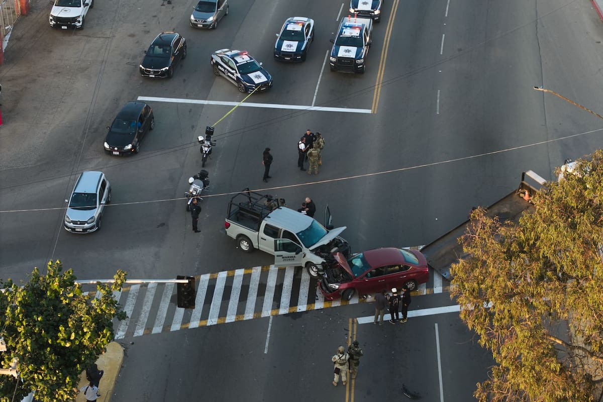 Unidad de la Marina choca contra vehículo en Playas de Tijuana; dos personas resultan lesionadas