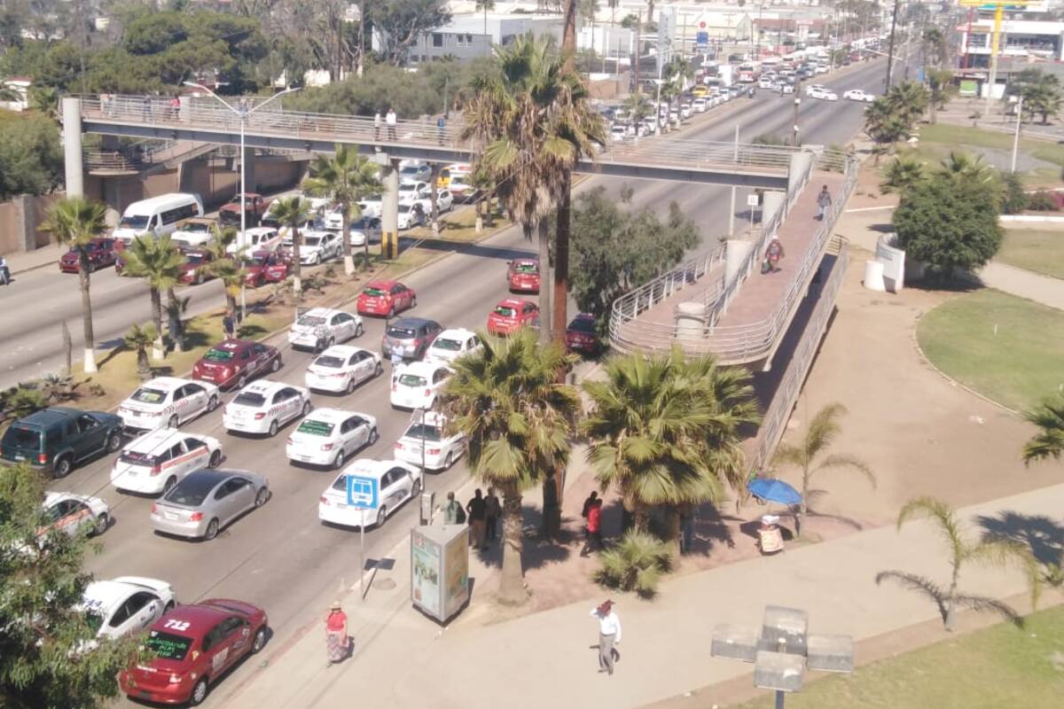 Taxistas se manifiestan en contra de Uber