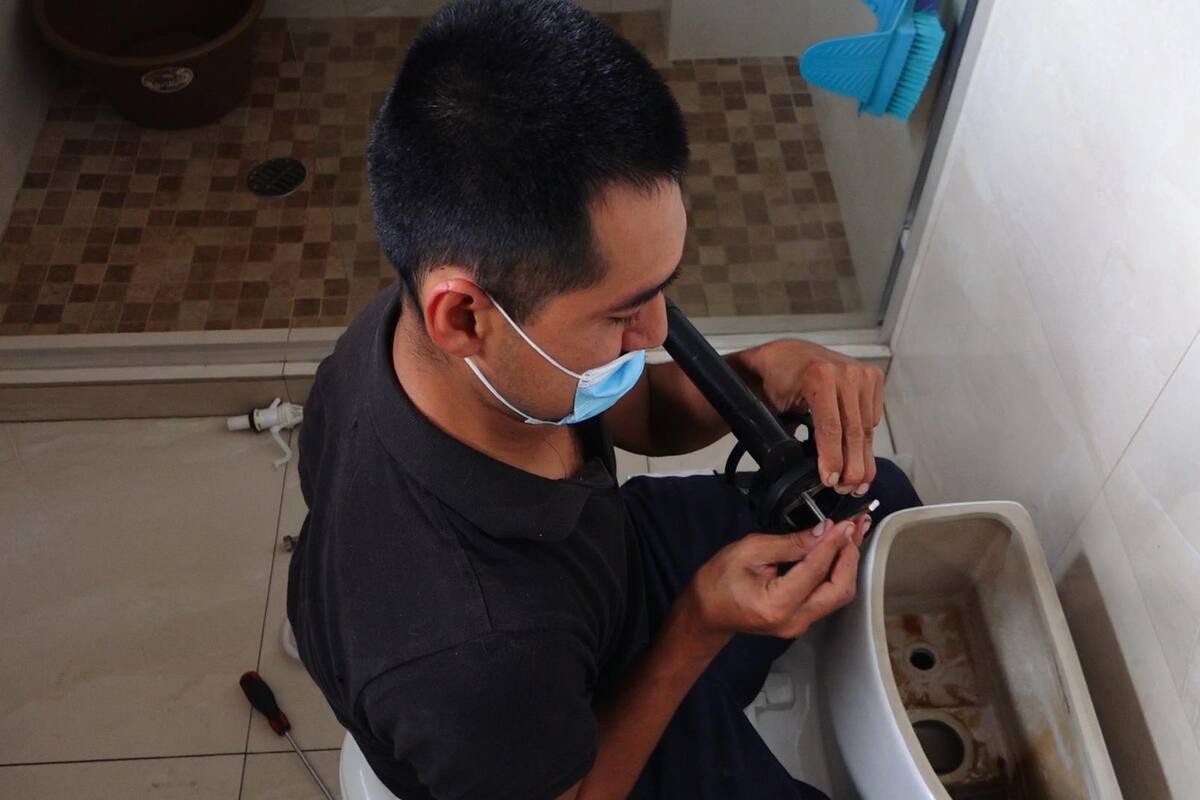 Discapacidad no impide a Abel trabajar de fontanero