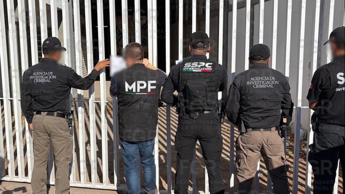 Autoridades federales localizaron miles de kilos de precursores químicos durante un cateo en la comisaría de Esperanza. (FGR)