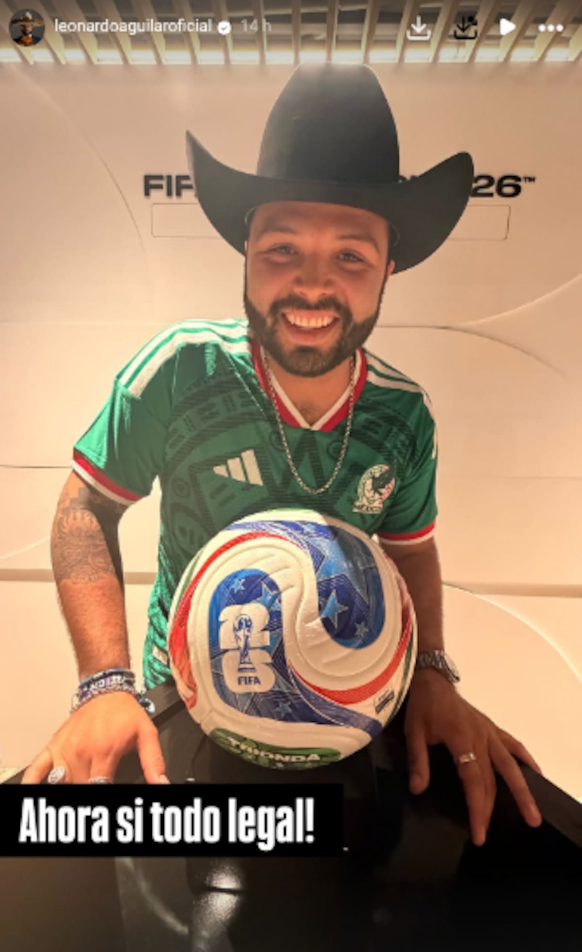 Regañan a Leonardo Aguilar por tocar balón Trionda en el estadio durante el México vs. Chequia