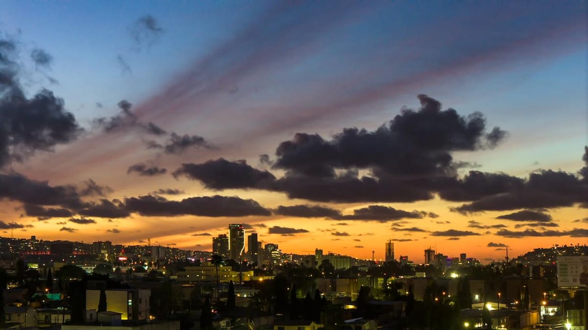 El cielo de Tijuana regaló un espectáculo con tonos naranjas, azules y dorados después de varios días de lluvia. Foto: Border Zoom