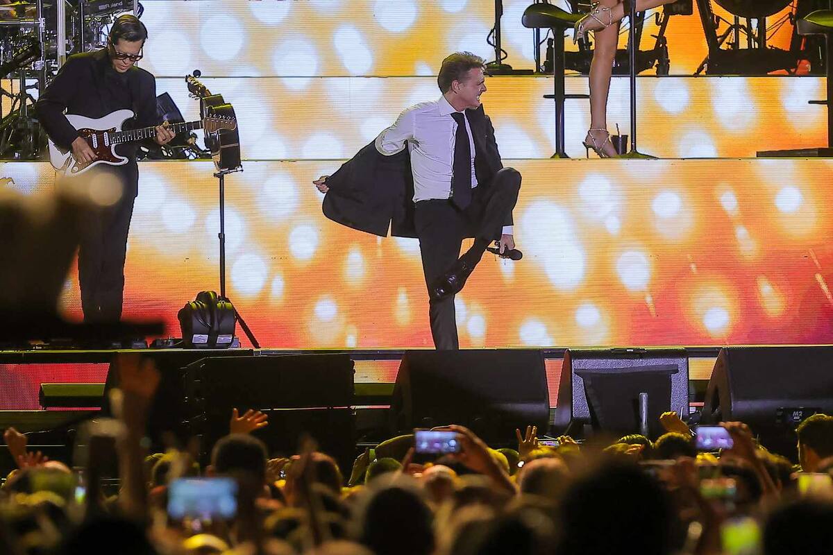 El cantante mexicano provoca euforia entre el público con su primera interpretación de la noche. FOTO: Eleazar Escobar