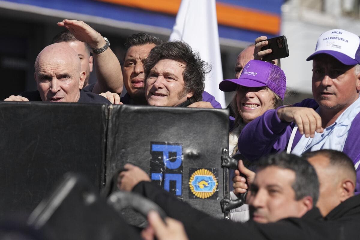 Javier Milei siendo protegido por la policía durante el acto de campaña en Lomas de Zamora fue tomada | Natacha Pisarenko de Associated Press.