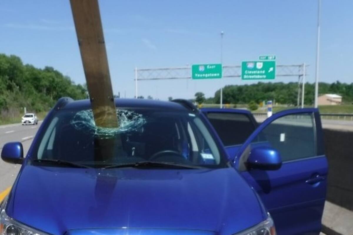Captan el momento justo cuando un pedazo de madera atraviesa el parabrisas de un carro