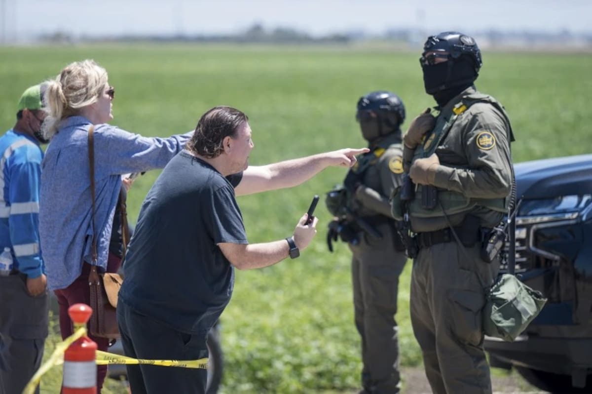 La gente grita a los agentes federales de inmigración durante una redada en la zona agrícola de Camarillo, California, el 10 de julio de 2025. | Crédito: AP/Michael Owen Baker