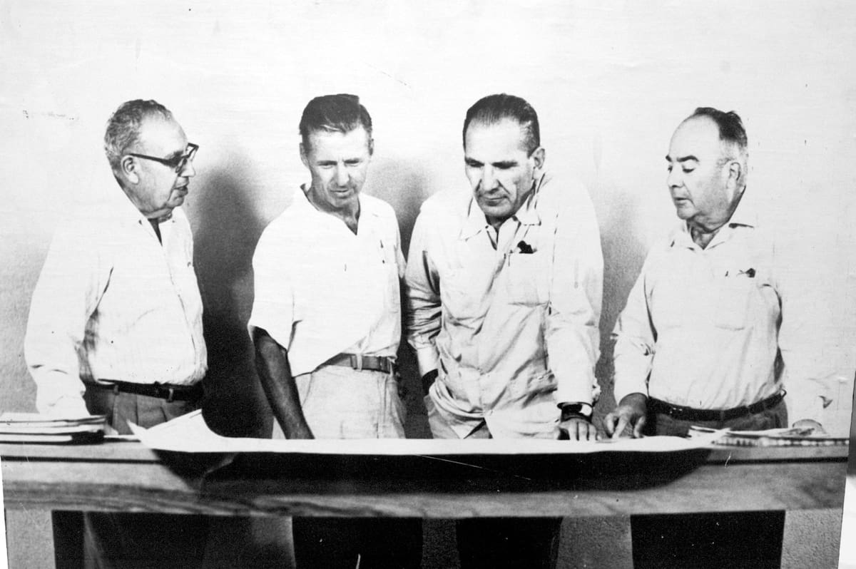 De izquierda a derecha: En 1954 un agricultor de apellido Parada, Norman Borlaug, Rodolfo Elías Calles y Crisógono Elizondo observan los planos de lo que sería el Ciano.