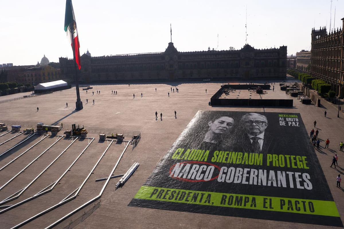 Manifestantes intentaron exhibir en el Zócalo una lona con Claudia Sheinbaum y Rubén Rocha Moya para denunciar un presunto “pacto de impunidad”, pero acusan que no se les permitió colocarla