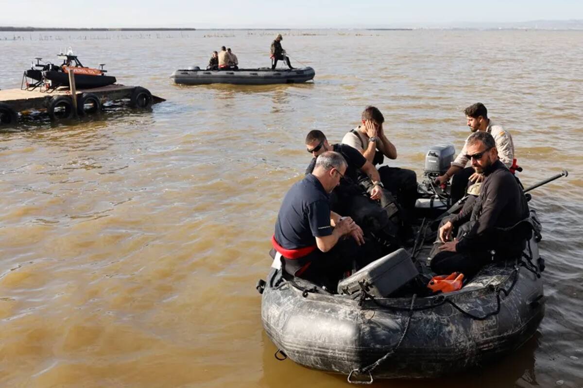 La FGNE (Fuerza de Guerra Naval Especial) en labores de búsqueda de cuerpos en L'Albufera de Valencia, este martes. / EFE-Ana Escobar