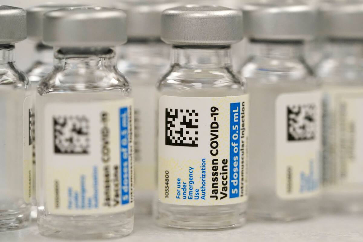 Fotografía de archivo del 6 de marzo de 2021 de varios frascos de la vacuna de Johnson & Johnson contra el COVID-19 en una farmacia en Denver. (AP Foto/David Zalubowski, Archivo)