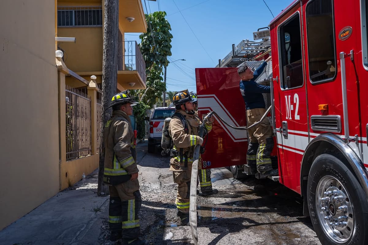 Incendio por fuga de gas obliga a evacuar cinco viviendas en la colonia Camino Real