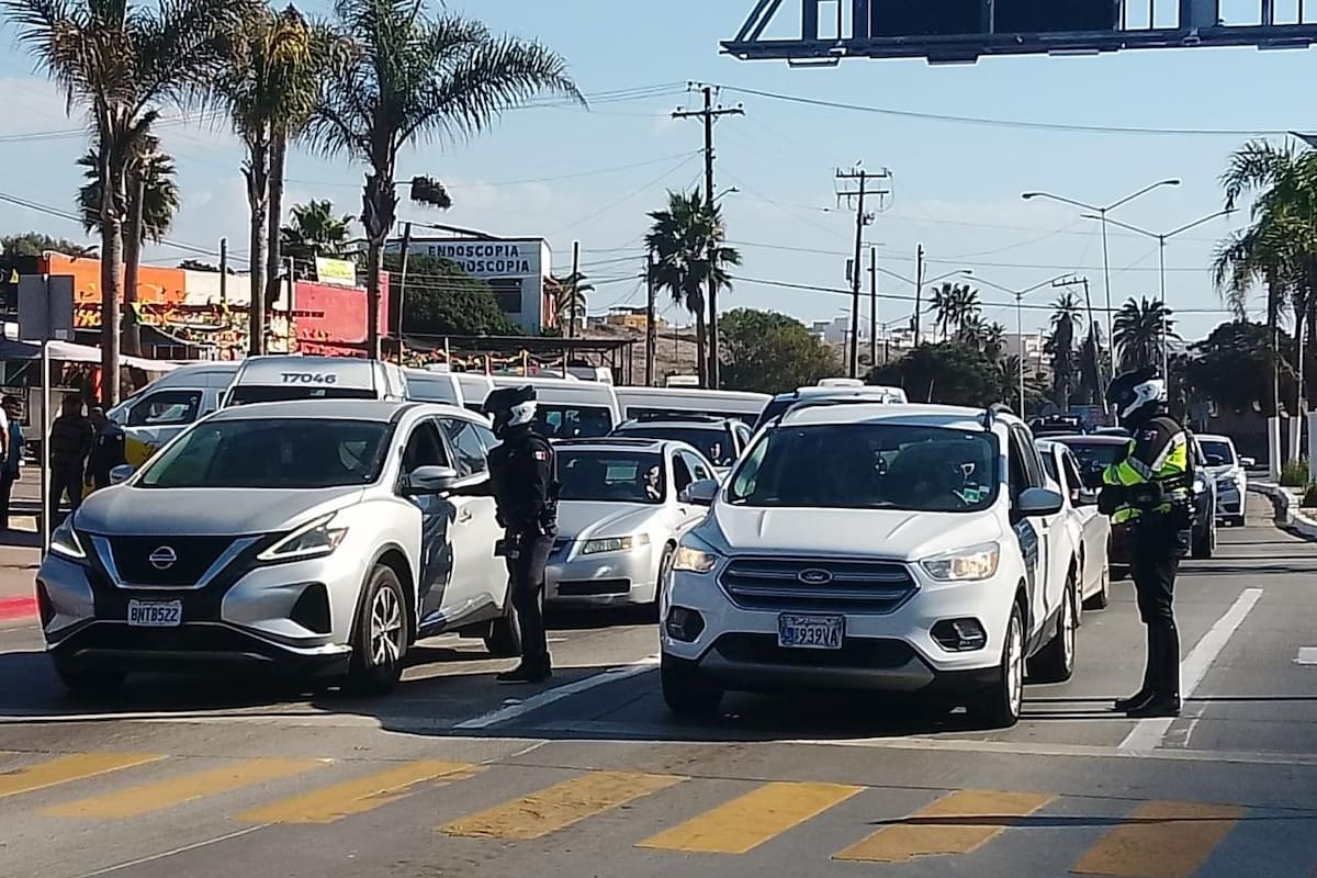 Distribuyen policías municipales reglamento de tránsito a conductores
