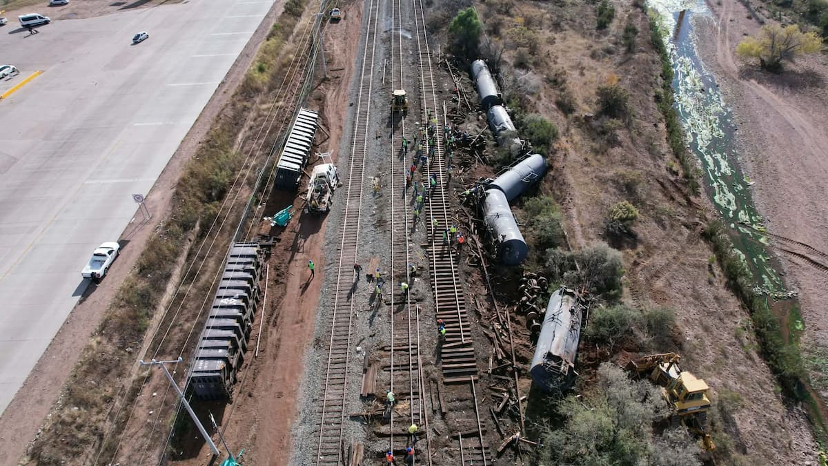 Tras el descarrilamiento de siete vagones del tren ocurrido la madrugada del domingo en el kilómetro 21 al sur de la ciudad, al menos 40 trabajadores de Ferromex realizan labores de rehabilitación en las vías.