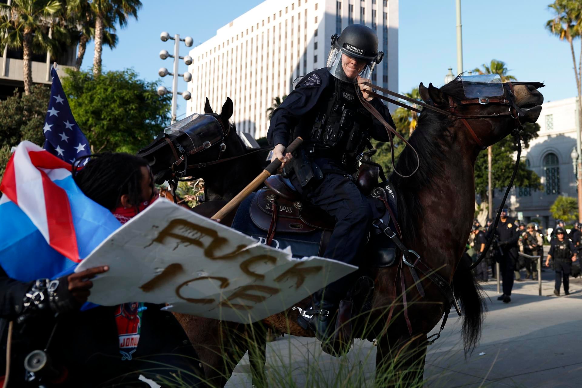 Hasta este jueves continuaban las protestas en contra de las redadas migratorias en Los Ángeles y otras ciudades de EU. Foto: EFE