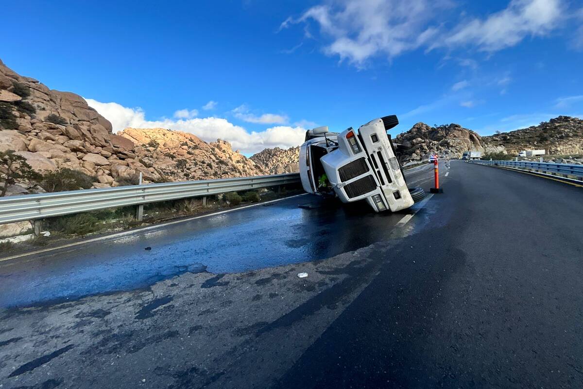 Vuelca tractocamión en La Rumorosa y provoca caos vial rumbo a Mexicali