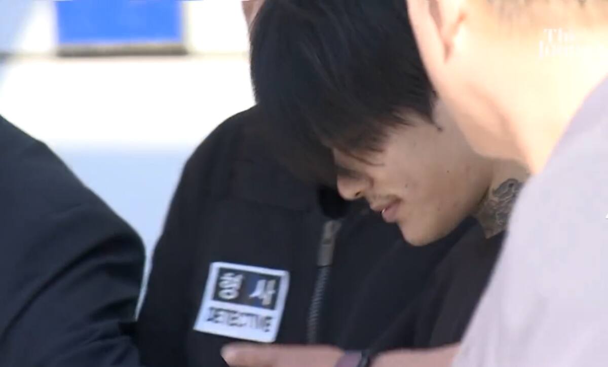 Sujeto parece no mostrar signos de arrepentimiento. / @joongangilbo_official vía Tiktok