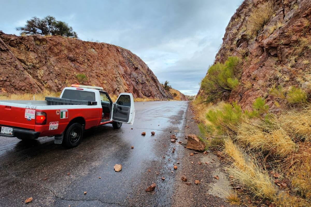 Provocan las lluvias desprendimientos pétreos de cerros en Periférico Oriente, en Nogales