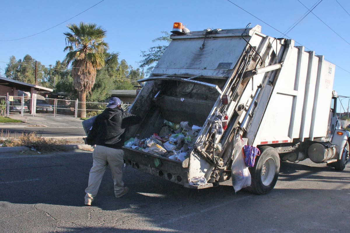 Anuncian compra de tres camiones recolectores de basura en SLRC