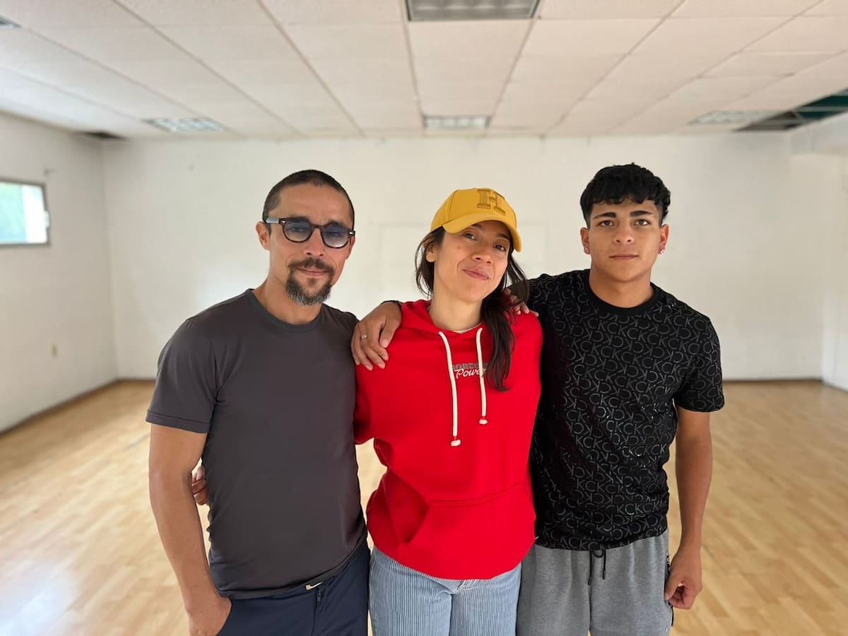 Patricia Ortiz (centro) acompañó a los protagonistas y actores naturales durante la preparación para un resultado auténtico frente a cámara.