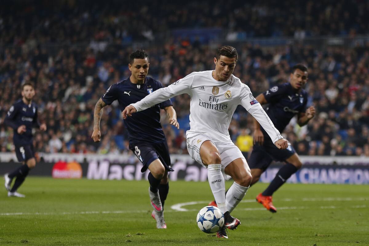 Real Madrids Cristiano Ronaldo fights for the ball against Malmos Yoshimar Yotun during a Champions League group A soccer match between Real Madrid and Malmo at the Santiago Bernabeu stadium in Madrid, Tuesday, Dec. 8, 2015. (AP Photo/Daniel Ochoa de Olza)