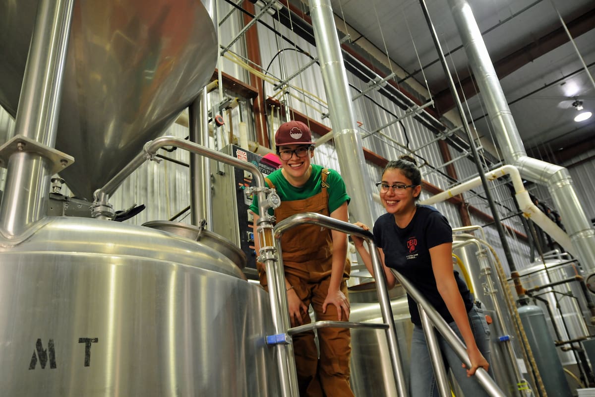 Crece la presencia de mujeres en el sector cervecero de la región
