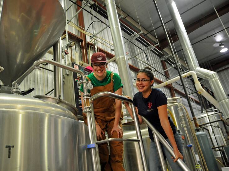 Crece la presencia de mujeres en el sector cervecero de la región