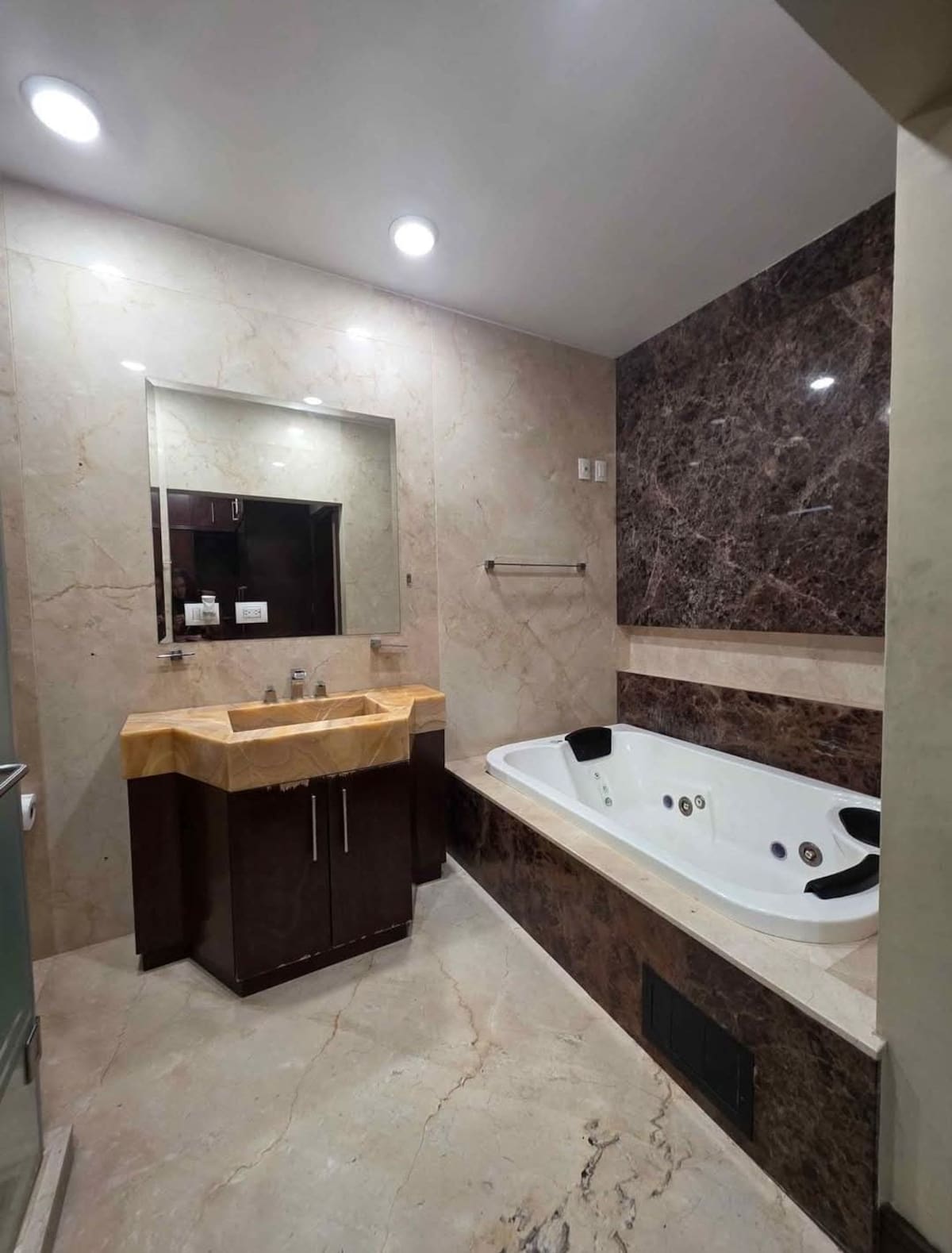 Así luce el baño de la casa de Karina "N", puesta a la venta mientras la funcionaria enfrenta un proceso legal por presunta extorsión. | Facebook