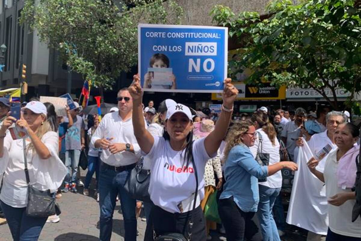 Organizaciones religiosas en Ecuador protestan por protocolo anti discriminación contra menores LGBT+