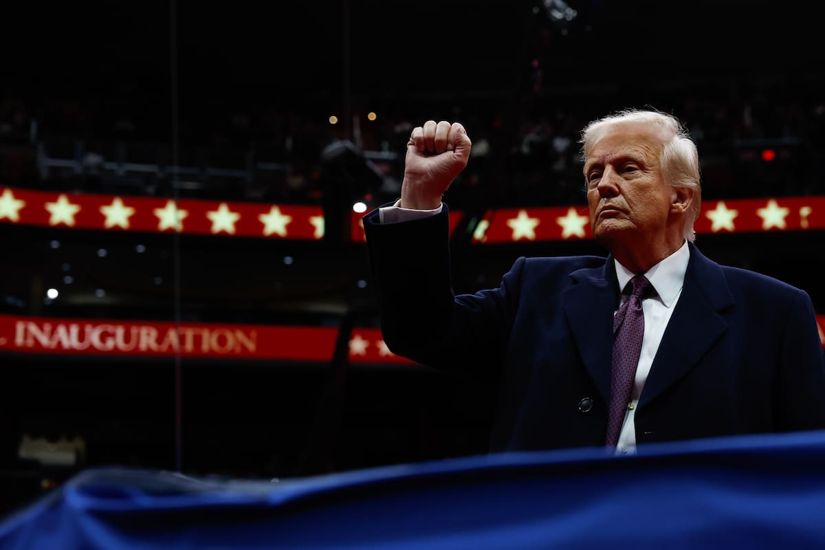 Trump ha lanzado una serie de órdenes ejecutivas que incluyen la suspensión de la admisión de refugiados, el cierre de la frontera para migrantes sin documentos y el fin de la ciudadanía por nacimiento. Foto: EFE
