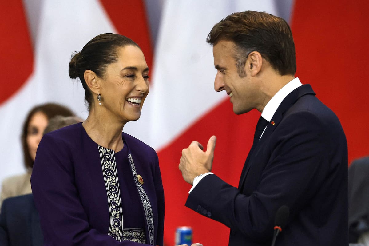 ARCHIVO. La presidenta de México, Claudia Sheinbaum (i) habla con su homólogo de Francia Emmanuel Macron, durante la apertura de la Cumbre de jefes de Estado del G20 que comenzó este lunes en Río de Janeiro (Brasil). El presidente brasileño, Luiz Inácio Lula da Silva, afirmó este lunes, en la apertura de la cumbre de líderes del G20, en Río de Janeiro, que es "imprescindible" acabar con el hambre para llegar "a un mundo en paz". | Crédito: EFE/ Antonio Lacerda