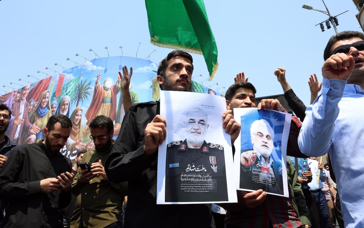 Israel lanzó ataques contra Irán la madrugada del 13 de junio, matando a importantes figuras militares, incluyendo al Jefe del Estado Mayor de las Fuerzas Armadas, Mohammad Bagheri, y al Comandante en Jefe del Cuerpo de la Guardia Revolucionaria Islámica (CGRI), Hossein Salami, según confirmaron ambos países. (Protestas, Teherán) EFE/EPA/ABEDIN TAHERKENAREH