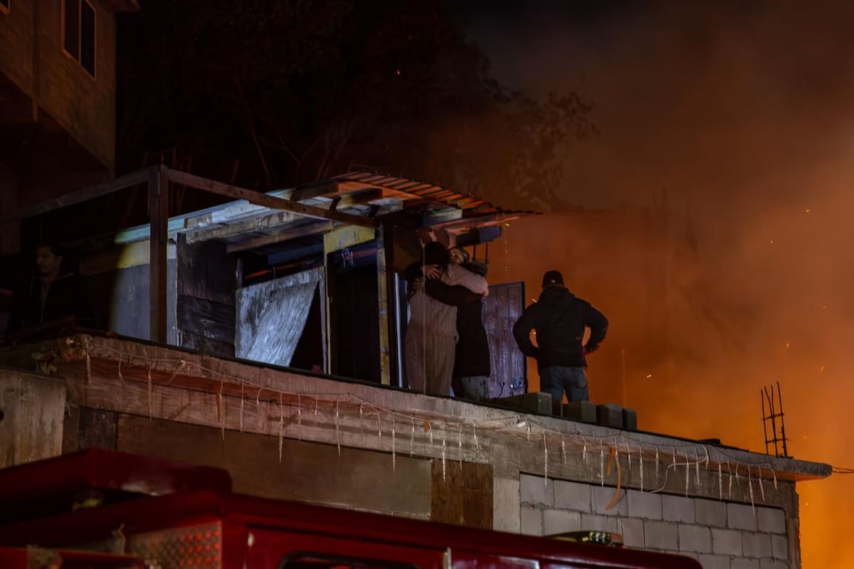 Dos incendios en distintas colonias consumieron viviendas de madera durante la madrugada, sin personas lesionadas. Foto: Border Zoom