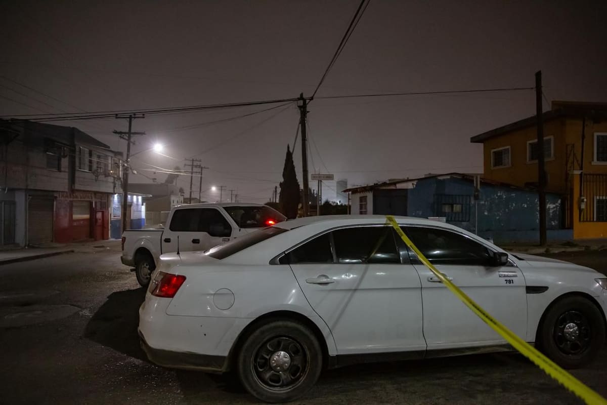 Dos hombres prendieron fuego a vehículos estacionados afuera de la funeraria El Paraíso durante la madrugada. Foto: Border Zoom