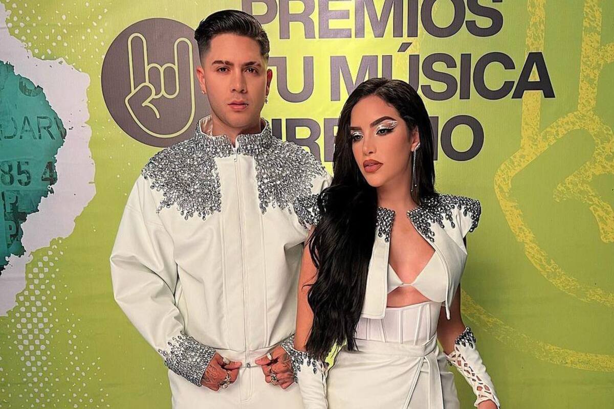 Juan de Dios Pantoja le agarra los glúteos a Kimberly Loaiza