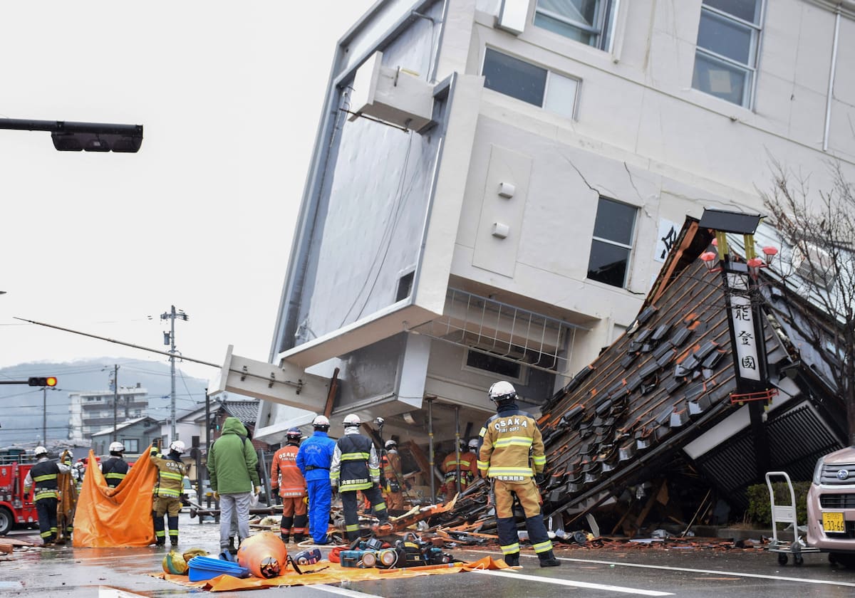 Los trabajadores de rescate buscan personas desaparecidas en un edificio derrumbado en la ciudad devastada por el terremoto de Wajima, prefectura de Ishikawa, Japón central. | AP