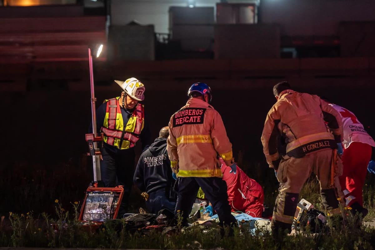 El conductor, de aproximadamente 25 años, fue trasladado inconsciente y en estado crítico a un hospital; la motocicleta terminó incendiada. Foto: Border Zoom