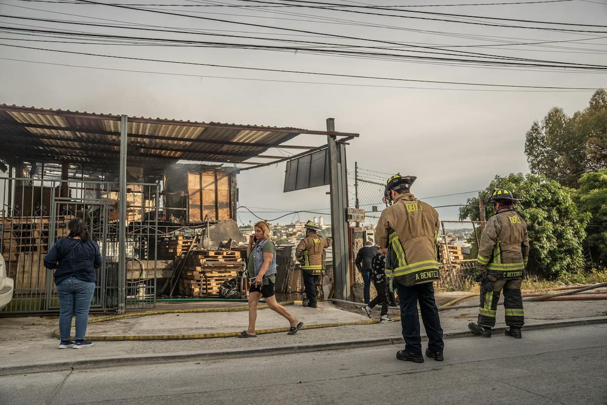 Un incendio que inició como quema de basura se propagó y consumió una vivienda, además de causar daños parciales en otra, en la colonia Del Río. Foto: Border Zoom