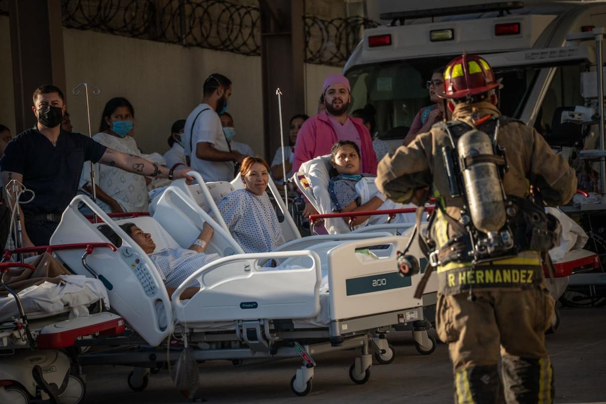 El fuego inició en el área de motores de aire acondicionado y generó la evacuación de personal, pacientes y visitantes. Foto: Border Zoom